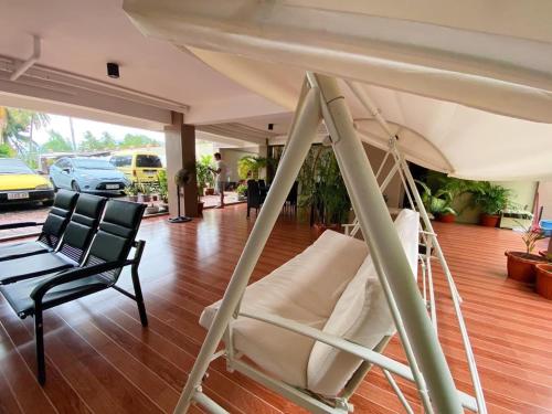 Red Palm Inn balcony room with Netflix in Baybay