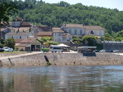 2 Bed apartment on the Dordogne River