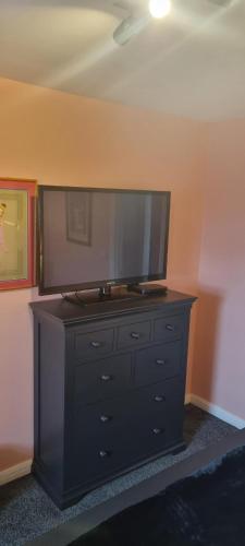 Swindon 6 deluxe doubles 2 with en suite in large house - No Pets 5