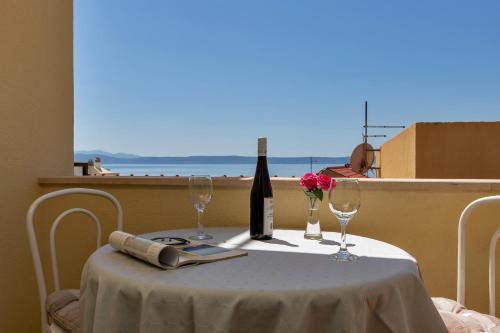  One-Bedroom Apartment with Balcony and Sea View  (2 + 2) image 1