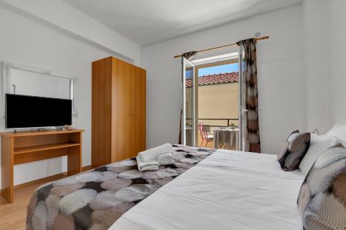 Studio with Balcony image 9