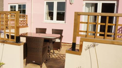 Ellingham Self-Catering Cottages - image 11