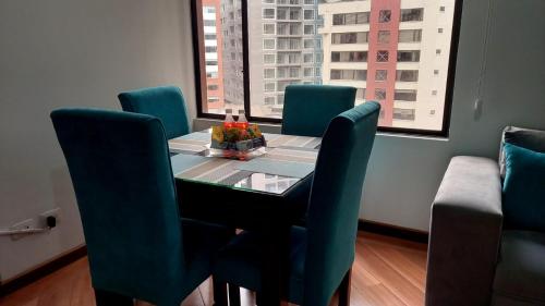 Rep Salvador Quito 2-bedroom condo with parking and Netflix - image 3