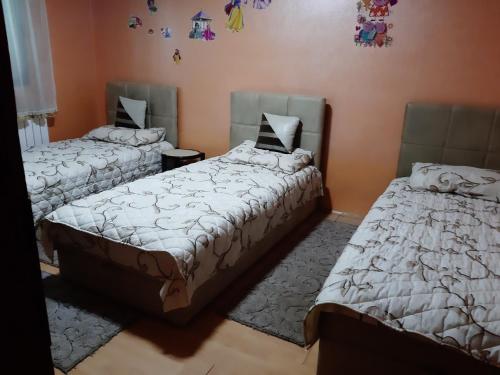 1 double bed, 1 twin bed