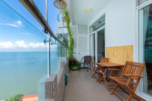 Balcony/terrace, Thuy Tien Building by Joi Hospitality in Phường 5