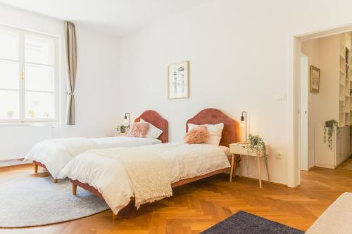 Top location CITY CENTRE CONDO in historic building with free garage PARKING, Lublaň (fotografie 7)