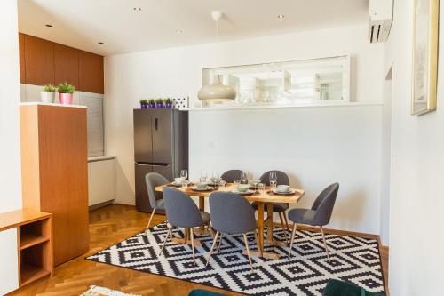 Top location CITY CENTRE CONDO in historic building with free garage PARKING, Lublaň (fotografie 8)