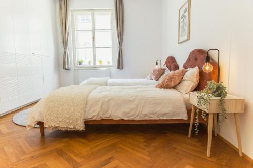 Top location CITY CENTRE CONDO in historic building with free garage PARKING, Lublaň (fotografie 10)