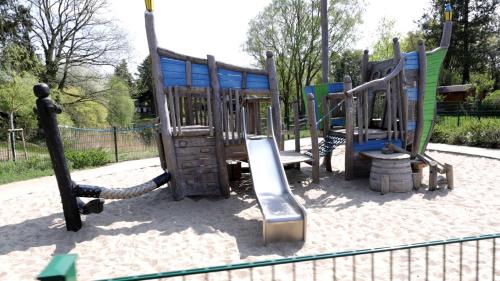 สนามเด็กเล่น, Lovely Hohen Neuendorf in เชอเนเฟลด์