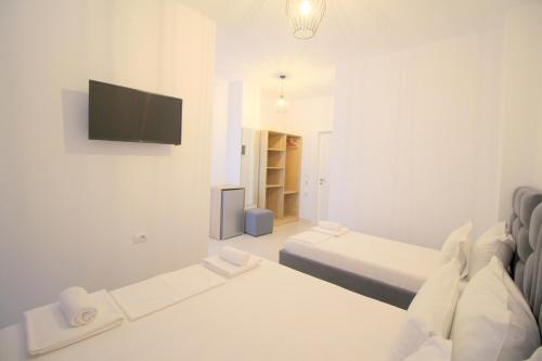 J&B Hotel – Ksamil, OR