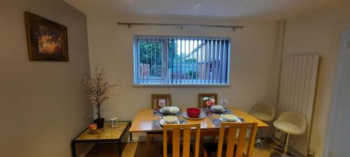 Stevenage Contractors x8 New 3 bedroom House Free Wifi, Parking, Towels all inclusive & Large Garden