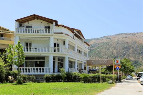 Pemandangan luar, Chrispy Apartments in Plataria
