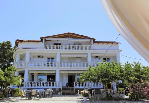 Pemandangan luar, Chrispy Apartments in Plataria