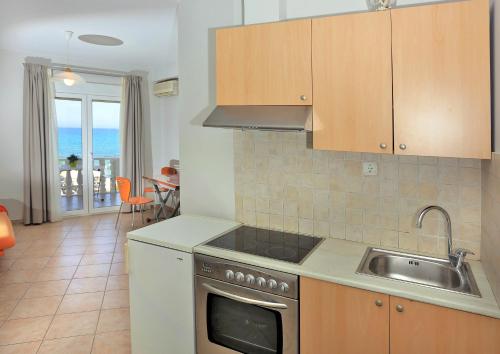dapur, Chrispy Apartments in Plataria