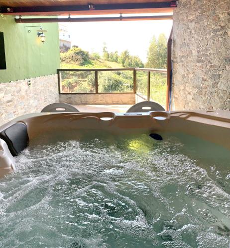  Encantadora casa rural en moya con jacuzzi y barbacoa, Pension in Moya