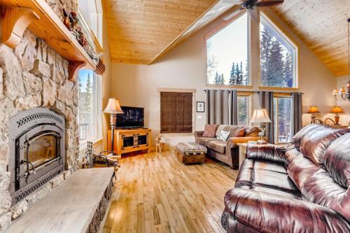 Gorgeous Mountain Cabin with Expansive Glass - Willow Creek