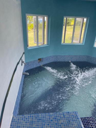 Swimmingpool, ‘MORIAH’ Private Room with Double Bed and shared bathroom in Coles Pasture