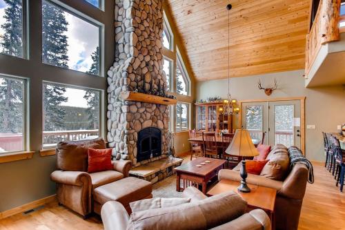 Immaculate & Private Mountain Home with Hot Tub - Sugar Pine Lodge in Alma (CO)