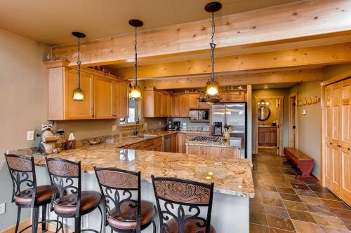 Immaculate & Private Mountain Home with Hot Tub - Sugar Pine Lodge in Alma (CO)