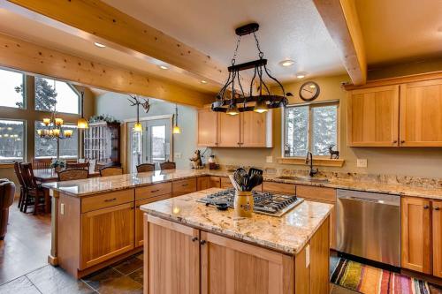 Immaculate & Private Mountain Home with Hot Tub - Sugar Pine Lodge in Alma (CO)