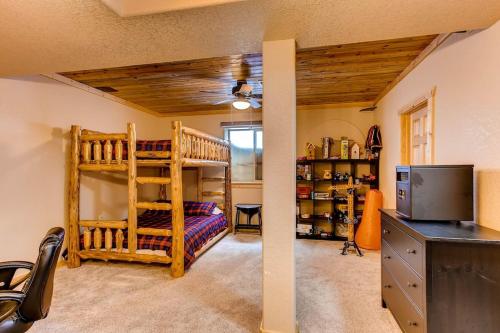 Immaculate & Private Mountain Home with Hot Tub - Sugar Pine Lodge in Fairplay, USA