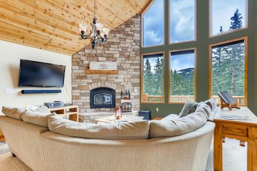 Private Retreat with Hot Tub and Game Room - Mountain Vista in Blue River