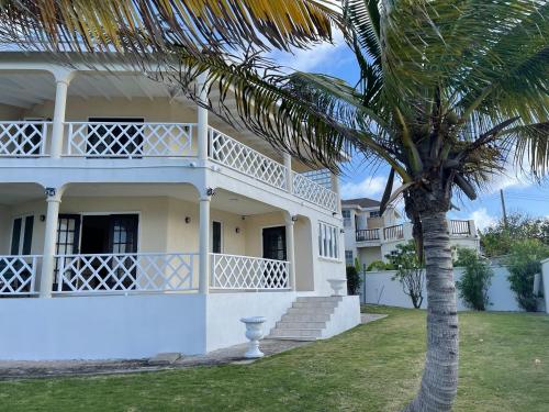 Udvendig, 'GRAND RIVEIRE' Private Room with Ocean View in Coles Pasture