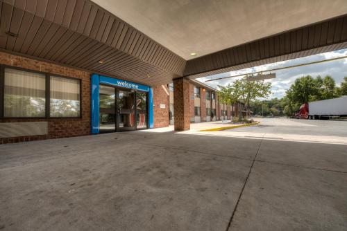 Motel6 Branford, CT - New Haven - 출입구
