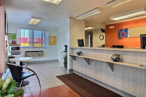 ล็อบบี้, Motel 6 Fargo, ND - West Acres - North Fargo in ฟาร์โก (ND)