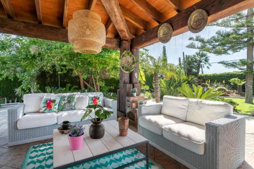  Santos Village in Elche