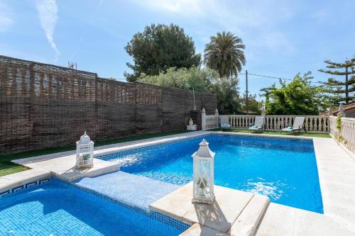  Santos Village in Elche