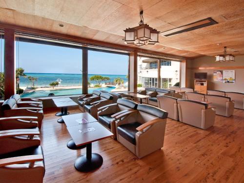 Aufenthaltsraum/TV-Zimmer, Rizzan Sea-Park Hotel Tancha Bay in Onna