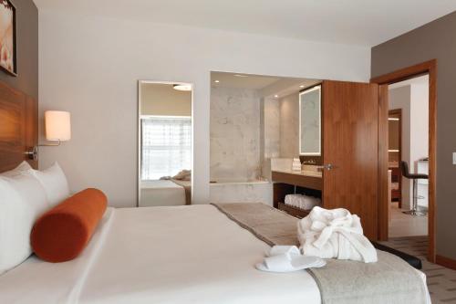 Radisson Hotel & Conference Centre Calgary Airport - image 4