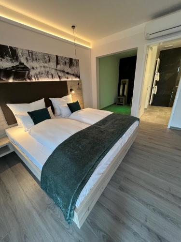 1 queen bed, 1 sofa bed