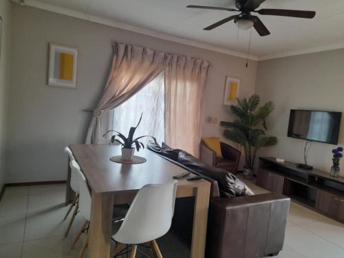 . Tumi's Home away- 3 Bedroom