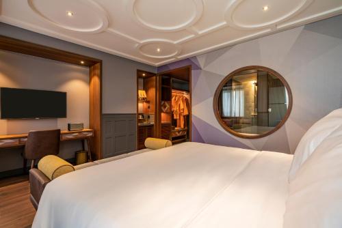 Double or twin room, deluxe, premium, lounge access