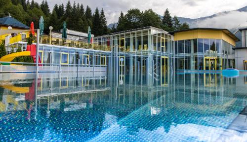 Úszómedence, Chalets & Glamping Nassfeld by ALPS RESORTS in Kotschach