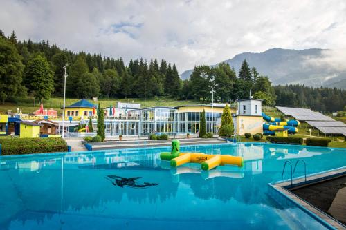 Úszómedence, Chalets & Glamping Nassfeld by ALPS RESORTS in Kotschach