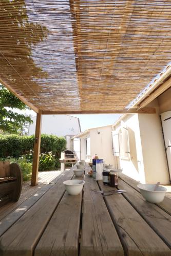 Ensemble, dans une maison avec jardin près de la mer