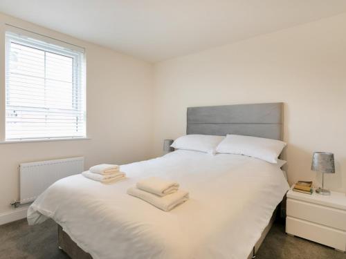 Pass the Keys Stunning 2 bed Apartment with free onsite parking