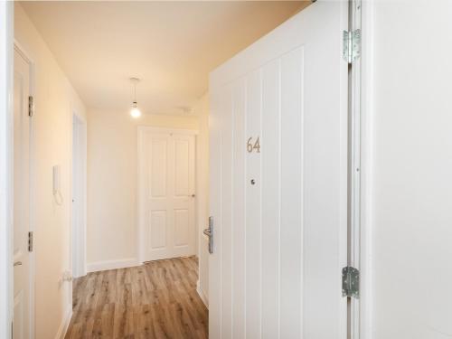 Pass the Keys Stunning 2 bed Apartment with free onsite parking