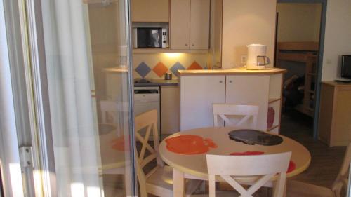 Kitchen, Appartement Promenade des Bains in Saint-Raphael