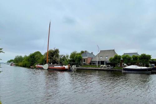 PUUR Eastermar - monumentaal, authentiek en luxe koetshuis aan open vaarwater met jacuzzi en sauna