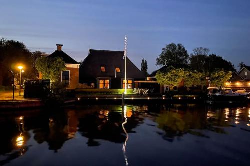 PUUR Eastermar - monumentaal, authentiek en luxe koetshuis aan open vaarwater met jacuzzi en sauna