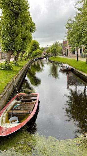 PUUR Eastermar - monumentaal, authentiek en luxe koetshuis aan open vaarwater met jacuzzi en sauna