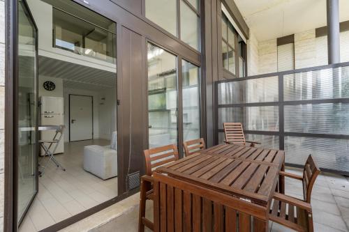 Elegant Loft with Balcony! - image 8