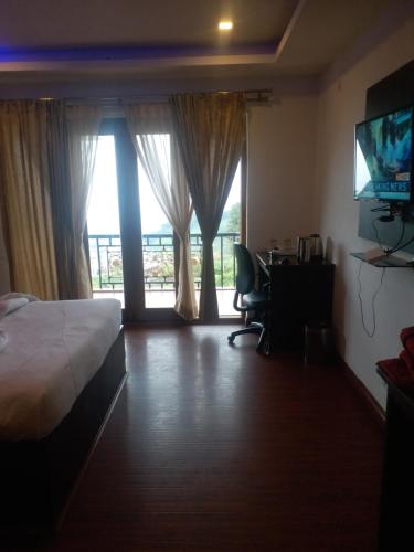 Deluxe Double Room with Balcony image 1