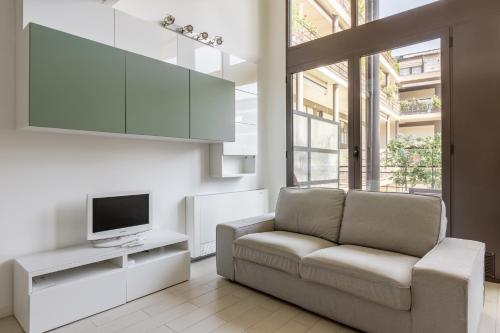 Elegant Loft with Balcony! - image 14