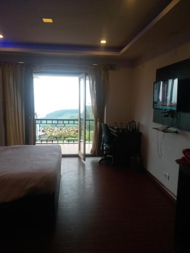 Deluxe Double Room with Balcony image 2