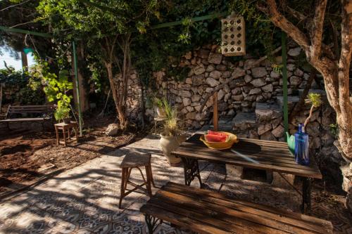Kert, The Nest - A Romantic Vacation Home in Ein Kerem - Jerusalem in Ein Karem